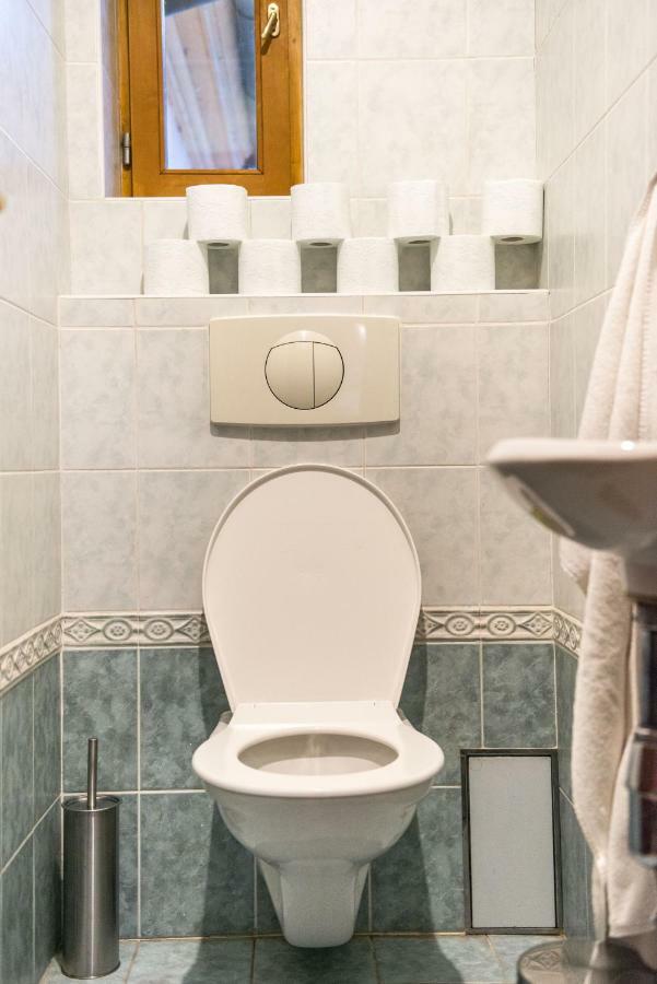 Spacious And Quiet Attic Flat In Centre Praag Buitenkant foto