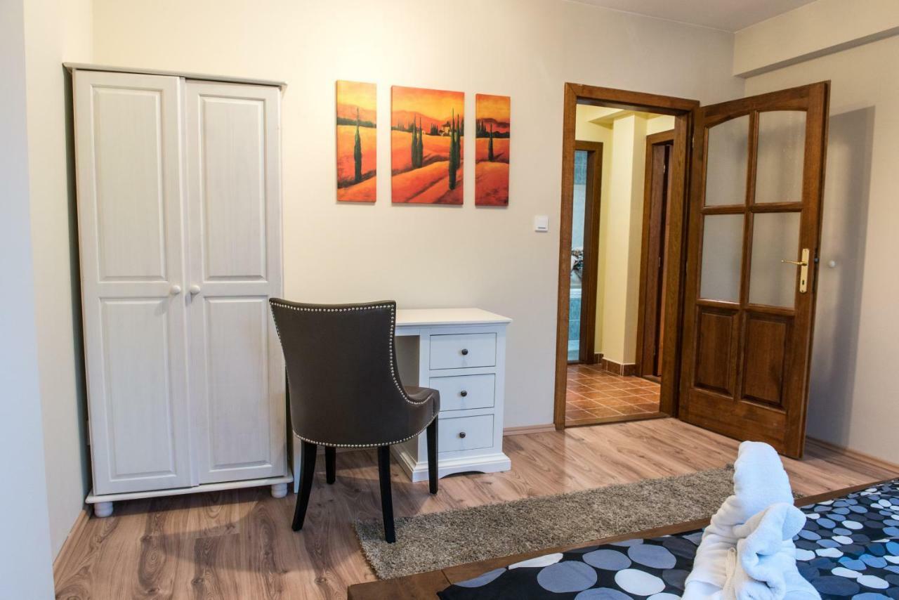 Spacious And Quiet Attic Flat In Centre Praag Buitenkant foto