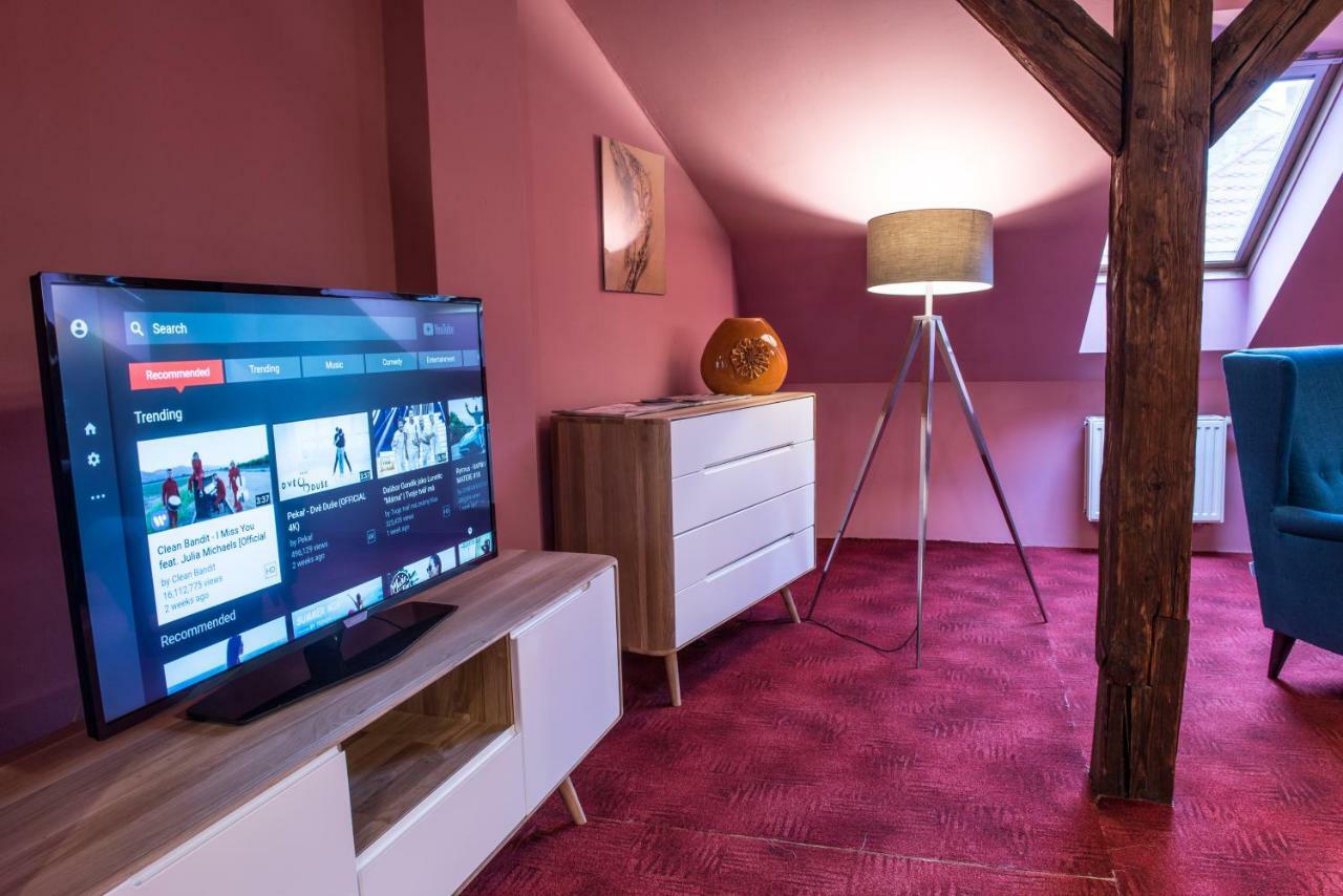 Spacious And Quiet Attic Flat In Centre Praag Buitenkant foto