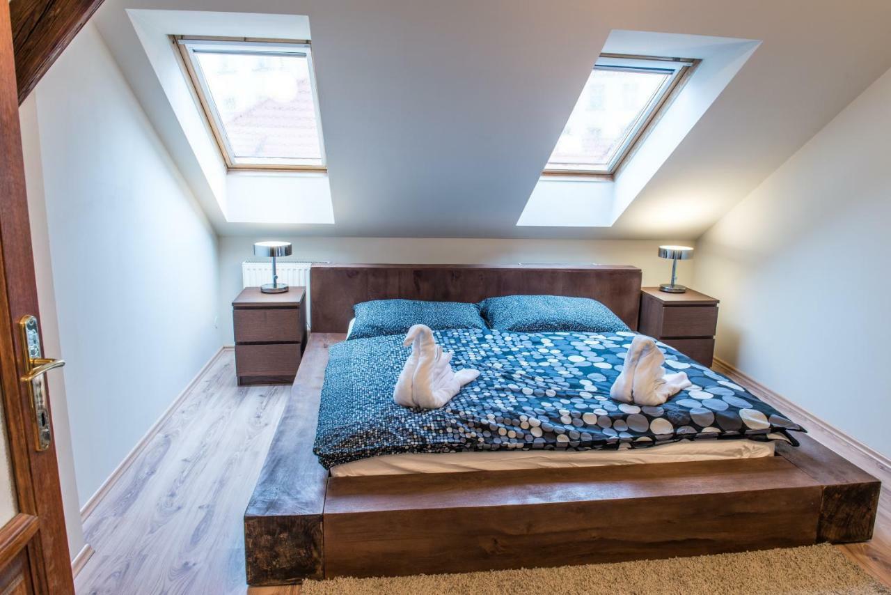 Spacious And Quiet Attic Flat In Centre Praag Buitenkant foto