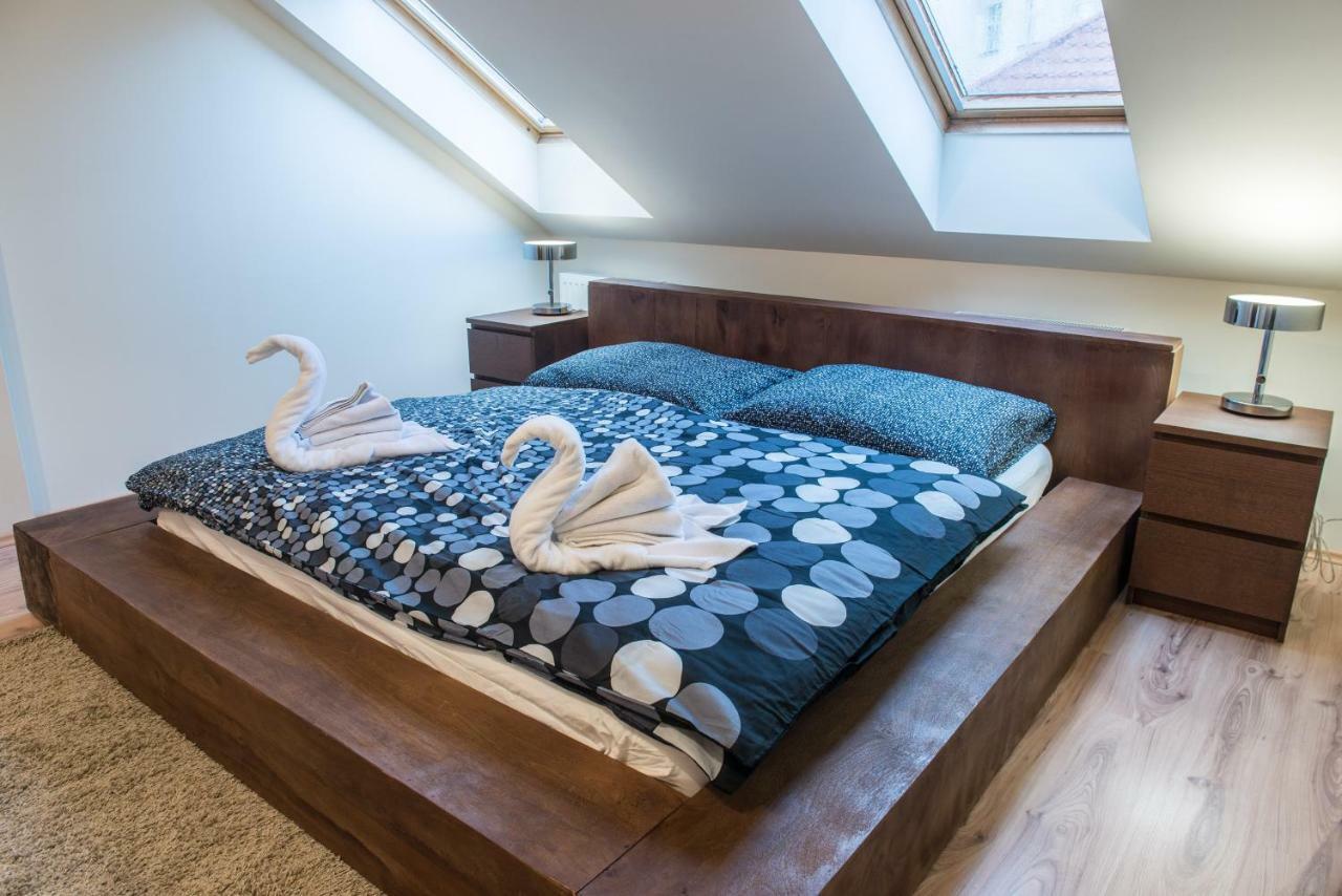 Spacious And Quiet Attic Flat In Centre Praag Buitenkant foto