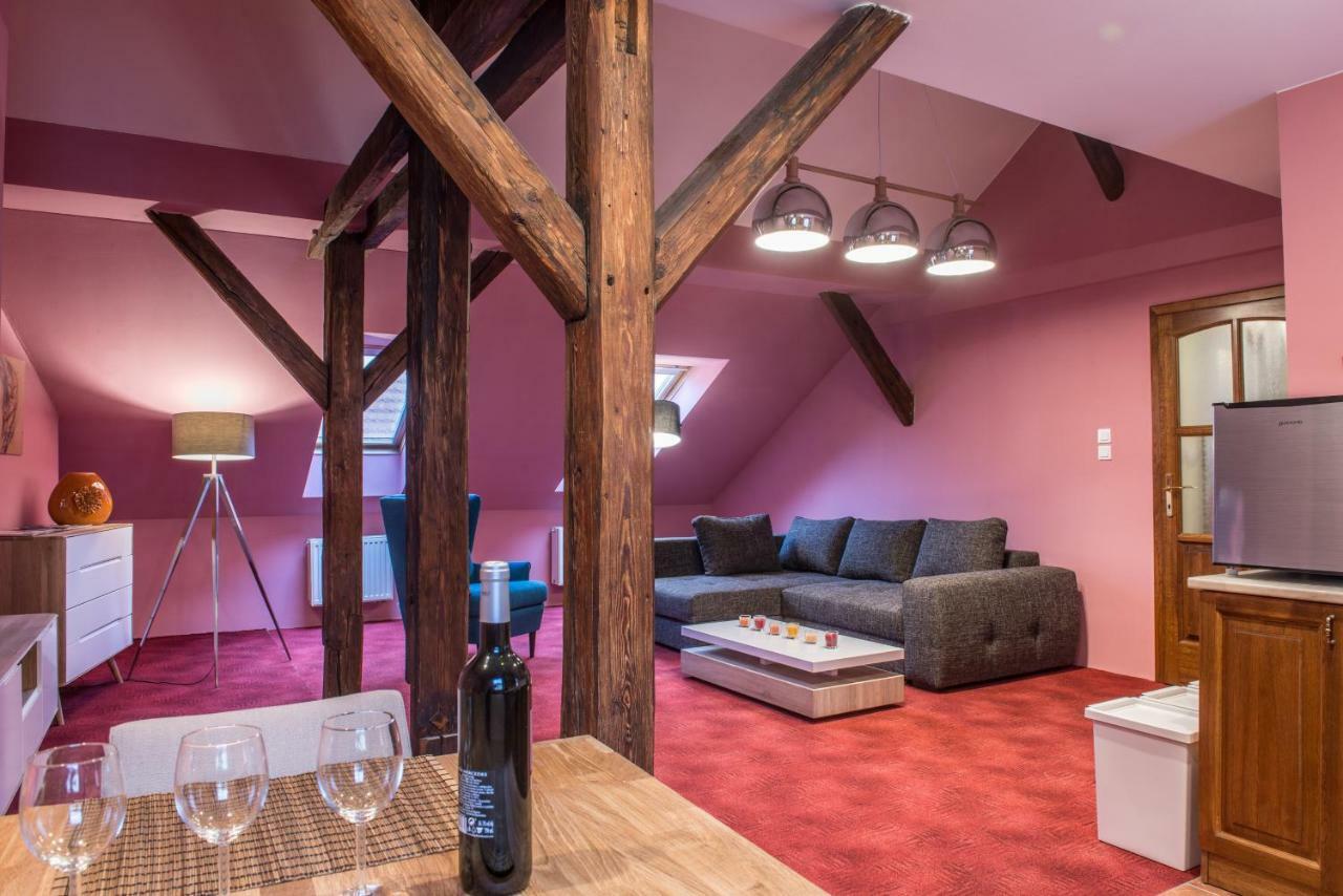 Spacious And Quiet Attic Flat In Centre Praag Buitenkant foto